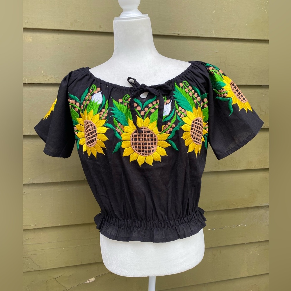 NWOT. Artisanal Mexican blouse embroidered